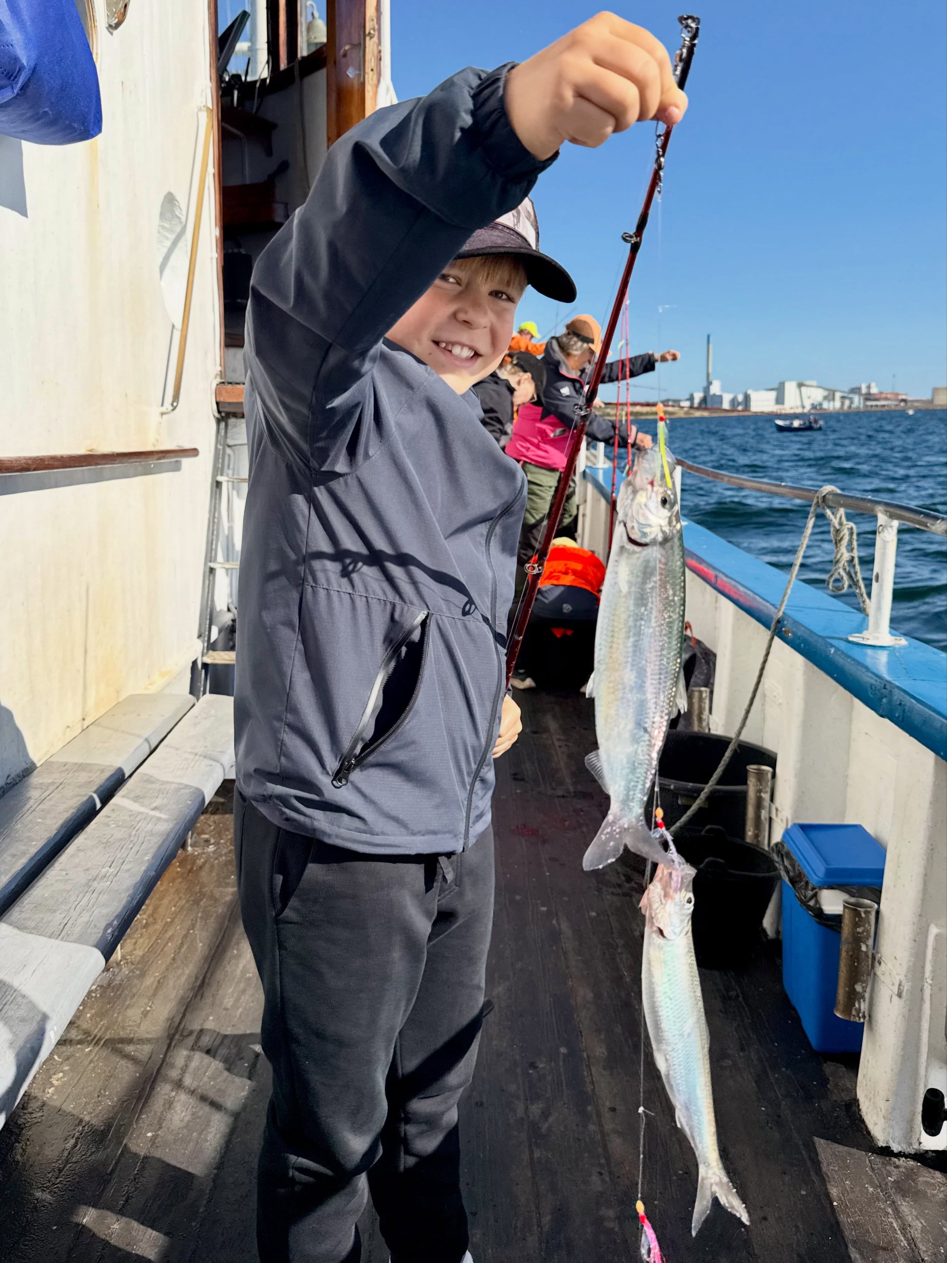 Spektakulärt fiske hela söndagen!
Sillen nappade riktigt bra och som fint sällskap i fångsten bästa sällskap även ett tiotal makrillar 🎣
En riktig toppendag på Öresund med härlig stämning vid relingen. Tack till alla som följde med oss ut idag!
Vill du också följa med? Ring och boka på 070 201 00 88.
Rååbåtarna - Vi kan vårt Öresund
