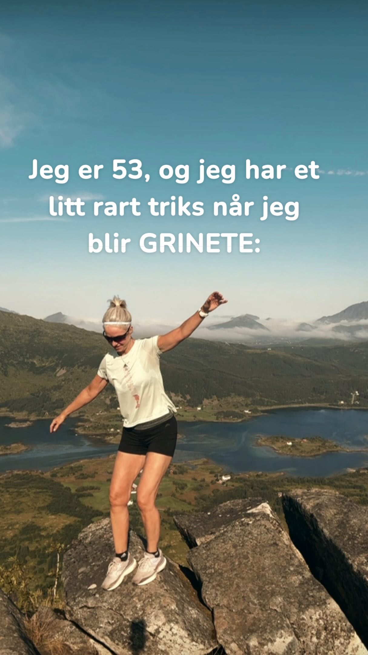 Jeg setter på en timer ⏱️ Ja, helt seriøst 😅
Det er ikke sånn at jeg alltid står på en fjelltopp med armene i været. Det startet i januar 2011. Jeg hadde vært sliten lenge, og en dag kjente jeg det bare boble opp i meg: «Nei, søren heller … Nå er det nok. Nå vil jeg ha livet mitt tilbake.»
Der og da bestemte jeg meg: Jeg skulle aldri mer gi bort en hel dårlig dag. Et dårlig øyeblikk er lov, men ikke en hel dag.
Så hver gang jeg ble grinete, satte jeg på en timer. Første gang satte jeg den på én time, og da måtte jeg le av meg selv. En hel time med sur Rachel? Neste gang ble det 30 minutter. Etter hvert fem.
Jeg la også til noen bitte små ting hver dag, bare for meg: en kort meditasjon, en liten tankeøvelse, en liten påminnelse. Det var ingen forvandling over natten. Det var små steg, men de forandret alt.
Så hvis du kjenner deg sliten nå: Du trenger ikke forandre hele livet i dag. Du trenger bare å begynne litt bedre.
Hvor lenge ville du satt timeren din på? Skriv det i kommentarfeltet 👇🤍
P.S. Torsdag kl. 19 holder jeg webinaret «Fra utslitt til overskudd». Lenke i bio 🤍
